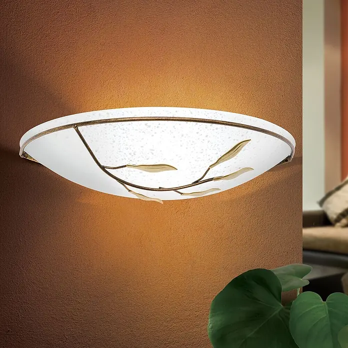 Orion Leuchten Wandleuchte - 60 W, L x B x H: 7 x 30 x 15 cm, E27 - Ovale Deckenleuchte mit satiniertem Glas und goldener Blattverzierung, an einer strukturierten Wand montiert.