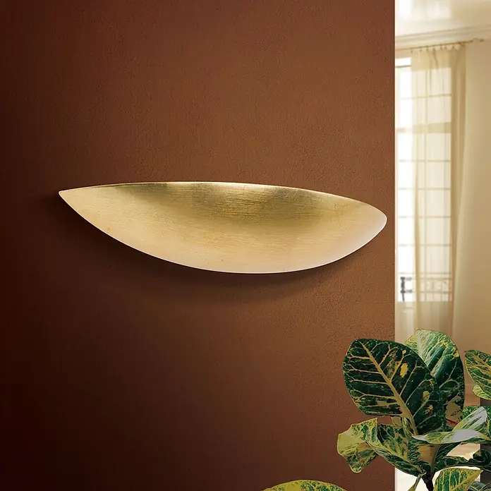Orion Leuchten Wandleuchte - 150 W, L x B x H: 15 x 45 x 8,5 cm, R7s - Goldene, blattförmige Wandleuchte an einer strukturierten braunen Wand, die elegantes indirektes Licht oder Dekoration bietet.