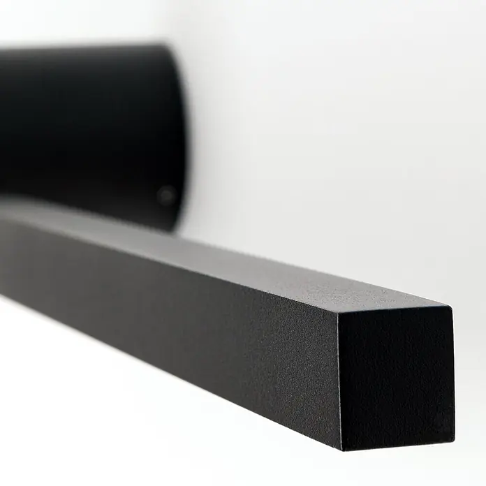 Orion Leuchten Wandleuchte - 12 W, L x B x H: 10 x 61 x 7,6 cm - Schwarze, texturierte, rechteckige Metallstange, Teil einer modernen Leuchte.