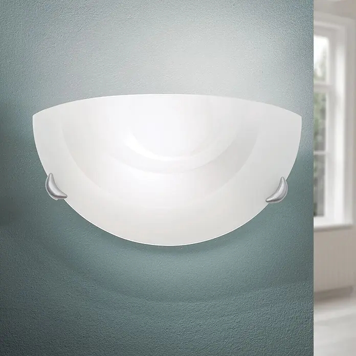 Orion Leuchten Wandleuchte - 60 W, L x B x H: 8 x 30 x 15 cm, E27 - Wandleuchte aus weißem Milchglas mit silberfarbenen Halterungen, montiert und beleuchtet.