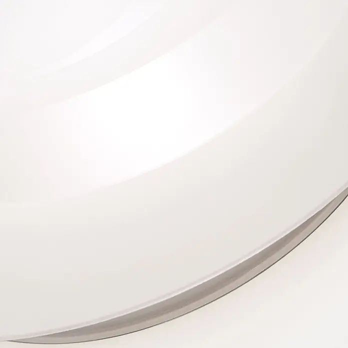 Orion Leuchten Wandleuchte - 60 W, L x B x H: 8 x 30 x 15 cm, E27 - Weiß, glatt gekrümmte Oberfläche mit einem dezenten grauen Rand entlang der unteren Kante.