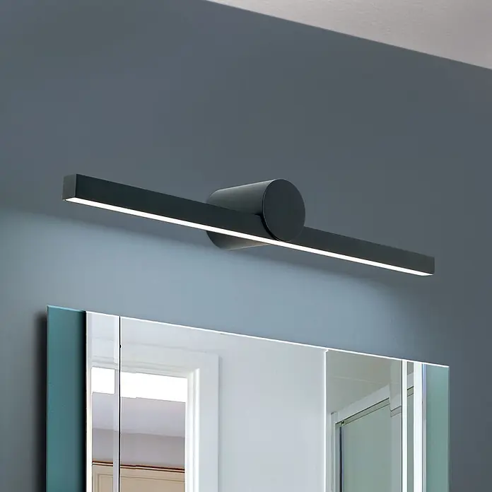 Orion Leuchten Wandleuchte - 12 W, L x B x H: 10 x 61 x 7,6 cm - Schwarze lineare LED-Leuchte, die einen Badezimmerspiegel beleuchtet.