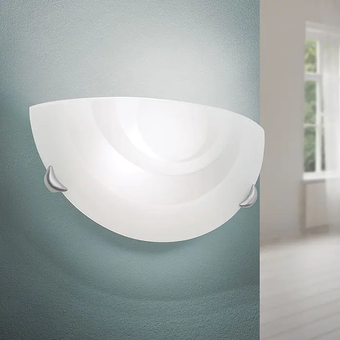 Orion Leuchten Wandleuchte - 60 W, L x B x H: 8 x 30 x 15 cm, E27 - Halbrunde Wandleuchte aus weißem Milchglas mit silbernen Haltern, beleuchtet eine texturierte Wand.