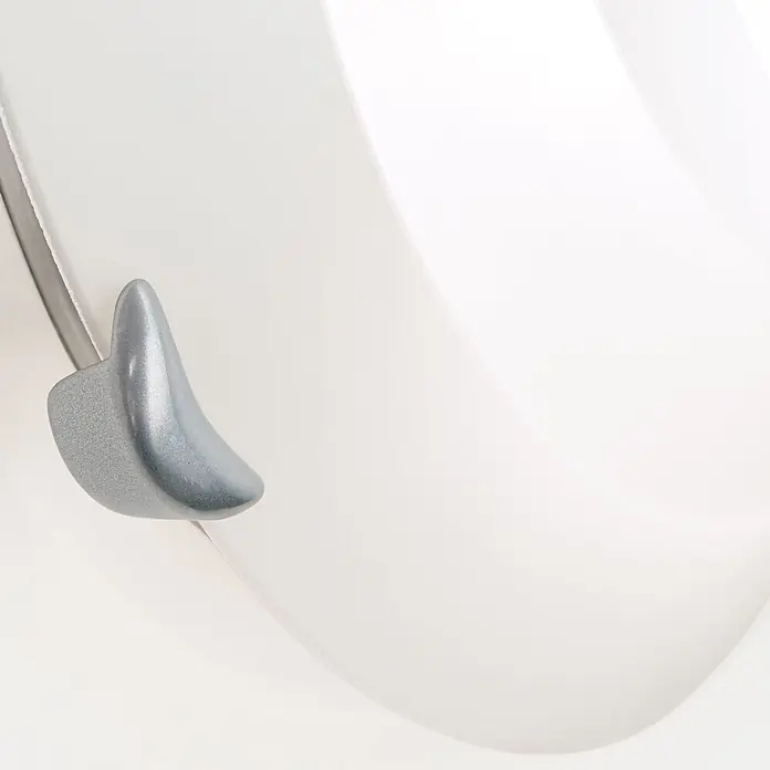 Orion Leuchten Wandleuchte - 60 W, L x B x H: 8 x 30 x 15 cm, E27 - Silbergrauer, metallischer, gekrümmter Griff auf einer weißen, gekrümmten Produktoberfläche.
