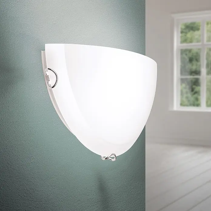 Orion Leuchten Wandleuchte - 60 W, L x B x H: 9,5 x 30 x 15 cm, E27 - Weiße, gebogene Glas-Wandleuchte mit silbernen Metallakzenten an einer Wand.