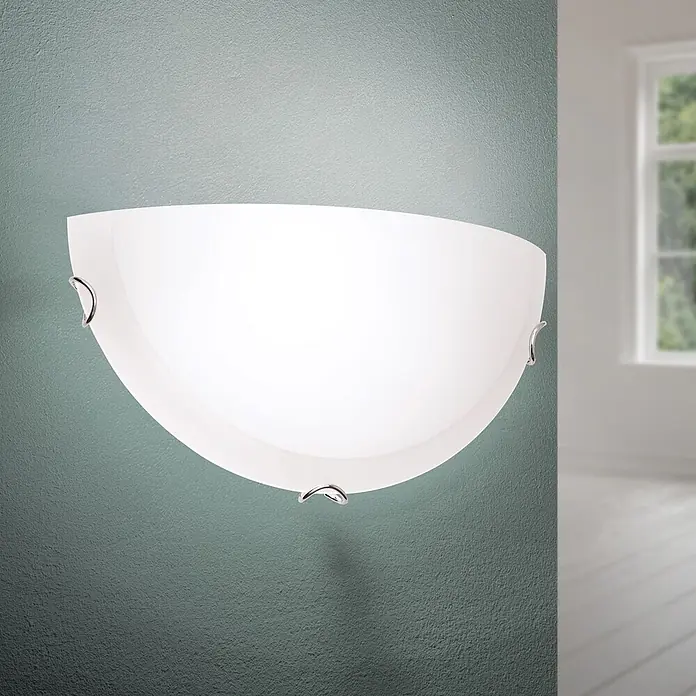 Orion Leuchten Wandleuchte - 60 W, L x B x H: 9,5 x 30 x 15 cm, E27 - Eine halbkreisförmige Wandleuchte aus mattiertem Weißglas mit Chromklemmen an einer strukturierten tealfarbenen Wand, die den Raum sanft beleuchtet.