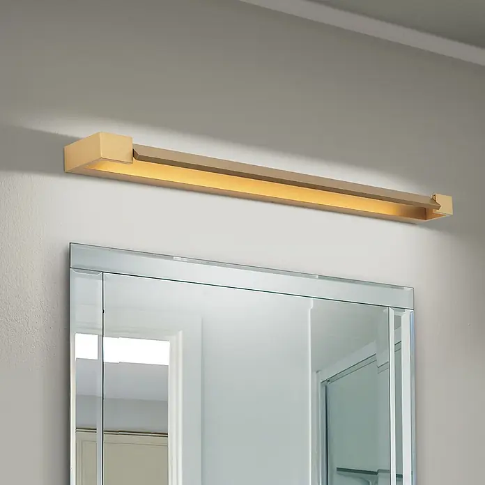 Orion Leuchten Spiegelleuchte - 24 W, L x B x H: 10 x 90 x 4,2 cm - Rechteckige goldfarbene LED-Spiegelleuchte über einem Badezimmerspiegel montiert, strahlt warmes Licht aus.