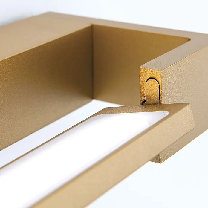 Orion Leuchten Spiegelleuchte - 24 W, L x B x H: 10 x 90 x 4,2 cm - Goldene, texturierte Rechteckleuchte mit schwenkbarer Front, die ein weißes Inneres, eventuell eine Lichtquelle, zeigt.