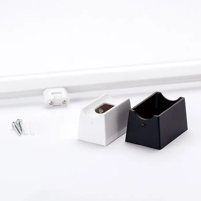 Orion Leuchten Wandleuchte - 60 W, L x B x H: 7 x 50 x 3,8 cm, S14d - Weiße und schwarze Kunststoffhalterungen, ein Magnetverschluss, Schrauben und Dübel für die Gardinenschienenmontage.