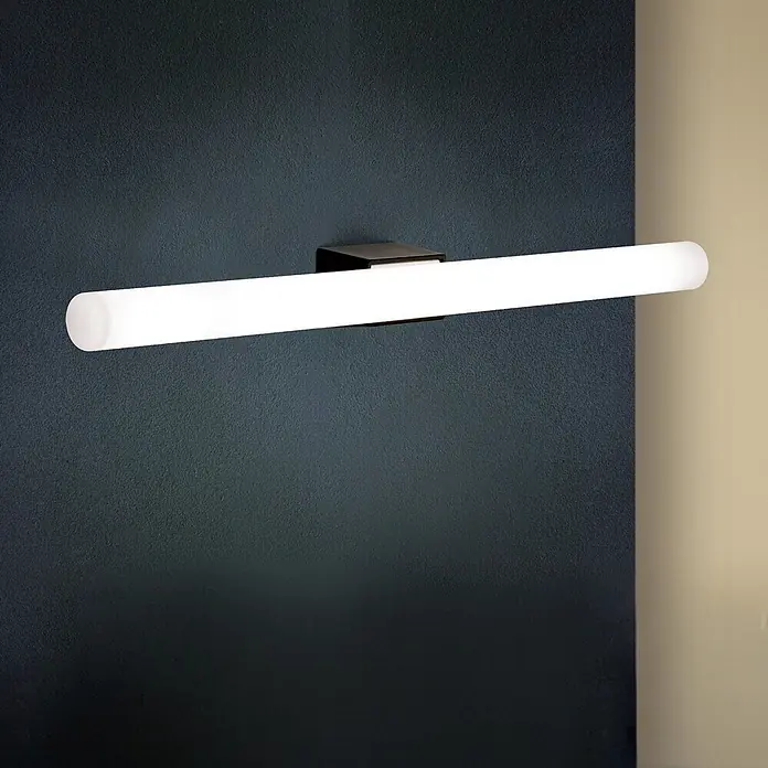 Orion Leuchten Wandleuchte - 60 W, L x B x H: 7 x 50 x 3,8 cm, S14d - Lineare Wandleuchte mit schwarzer Basis und weißem Diffusorrohr, an einer dunklen strukturierten Wand montiert.