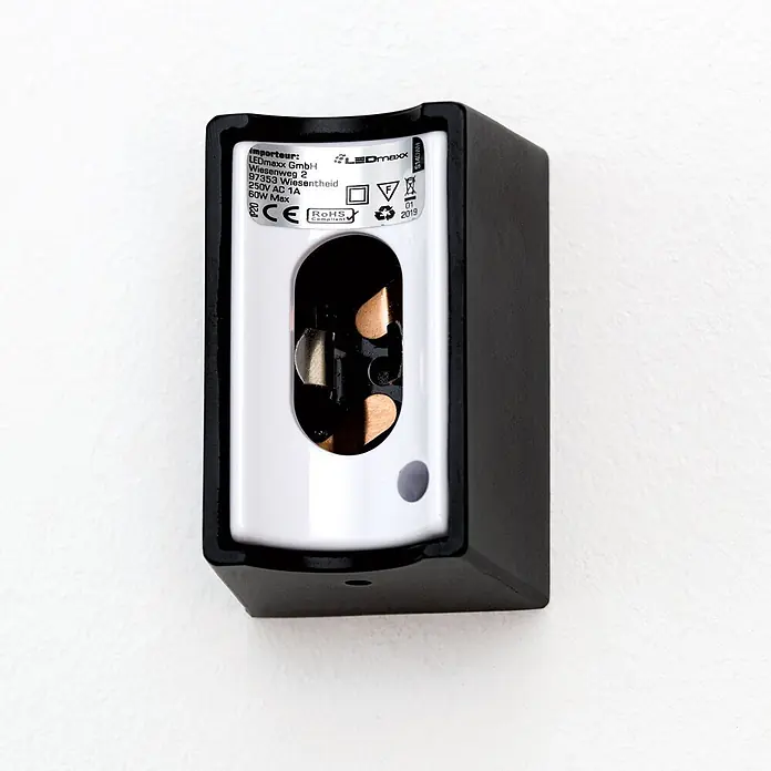 Orion Leuchten Wandleuchte - 60 W, L x B x H: 7 x 50 x 3,8 cm, S14d - Schwarze LEDmaxx Elektroarmatur mit weißem Innenleben, sichtbaren Kupferkontakten und Etikett mit technischen Daten, 250V AC 1A, 60W Max.