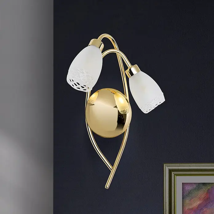 Orion Leuchten Wandleuchte - 28 W, L x B x H: 9 x 26 x 35 cm, G9 - Elegante goldene Wandleuchte mit zwei mattierten Glasschirmen an einer dunklen, texturierten Wand.