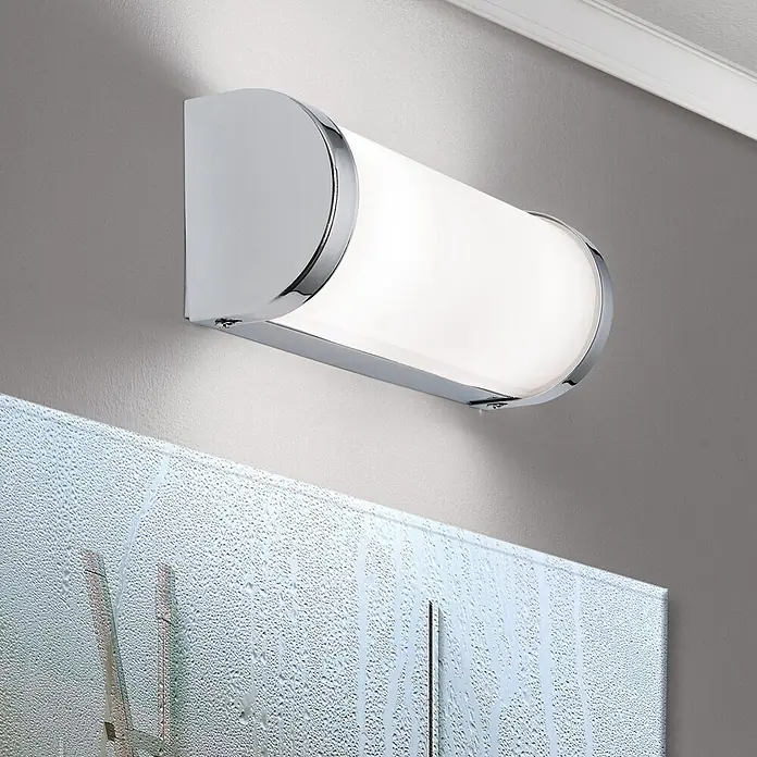 Orion Leuchten Wandleuchte - 40 W, L x B x H: 7 x 25,5 x 10 cm, G9 - Eine moderne Chrom-Badezimmervanitysbeleuchtung mit einem satinierten Glasdiffusor über einem beschlagenen Spiegel.