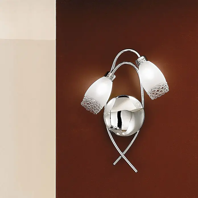 Orion Leuchten Wandleuchte - 28 W, L x B x H: 9 x 26 x 35 cm, G9 - Elegante Chrom-Wandleuchte mit zwei mattweißen Glasschirmen und dekorativem Wellenmuster, an einer dunkelbraunen Wand.