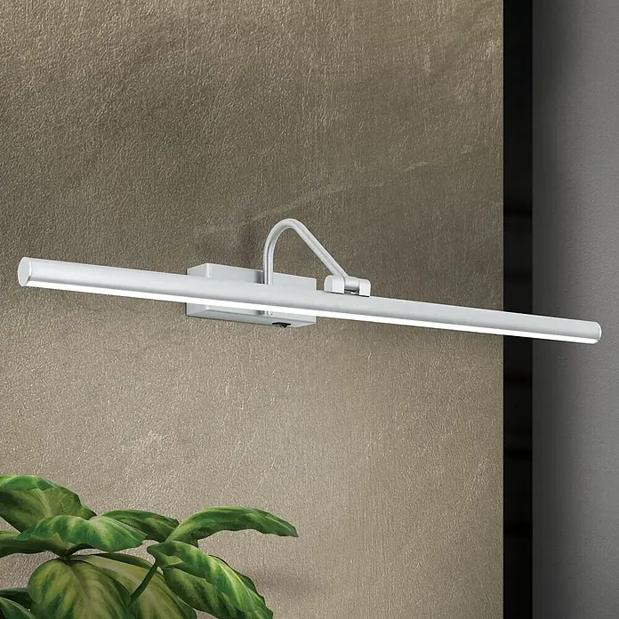 Orion Leuchten Wandleuchte - 12 W, L x B x H: 19 x 60 x 10 cm - Gebürstete silberne lineare LED-Bilderleuchte an einer strukturierten Wand.