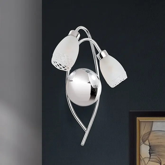 Orion Leuchten Wandleuchte - 28 W, L x B x H: 9 x 26 x 35 cm, G9 - Moderne Chrom-Wandleuchte mit zwei mattierten Glasschirmen und einer zentralen reflektierenden Kugel, an einer dunklen Wand montiert.