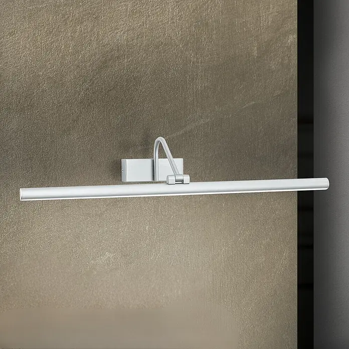 Orion Leuchten Wandleuchte - 12 W, L x B x H: 19 x 60 x 10 cm - Matte silberne LED-Bilderleuchte an einer strukturierten Wand montiert.