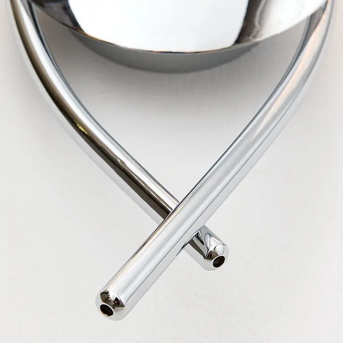 Orion Leuchten Wandleuchte - 28 W, L x B x H: 9 x 26 x 35 cm, G9 - Zwei glänzende, verchromte Metallrohre kreuzen sich mit offenen Enden und bilden Teil einer reflektierenden Stützstruktur.