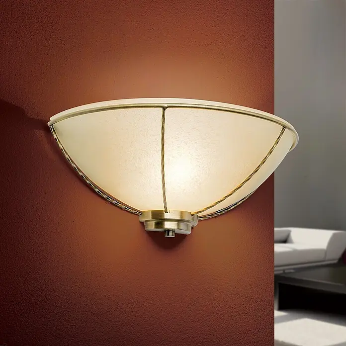 Orion Leuchten Wandleuchte - 60 W, L x B x H: 16 x 31 x 13 cm, E27 - Beleuchtete Wandleuchte aus Messing und Milchglas in Schalenform, an einer rotbraunen Wand montiert.