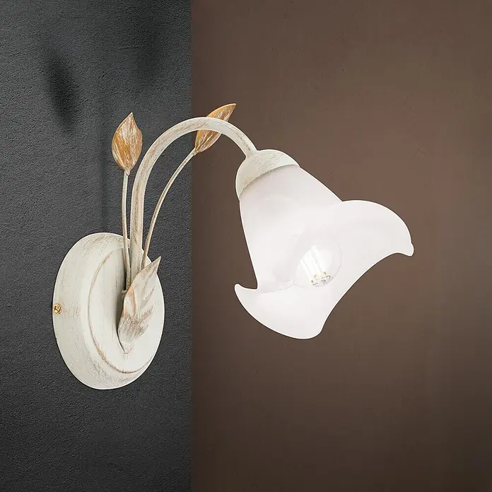 Orion Leuchten Wandleuchte - 40 W, L x B x H: 26 x 14 x 22,5 cm, E14 - Antike weiße Wandleuchte mit goldenen Blättern und weißem Blumenglasschirm an einer geteilten Wand.