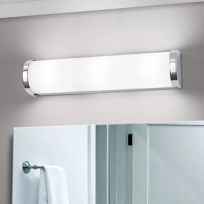 Orion Leuchten Wandleuchte - 40 W, L x B x H: 7 x 41 x 10 cm, G9 - Rechteckige LED-Spiegelleuchte aus Chrom und Weiß über einem Badezimmerspiegelschrank.