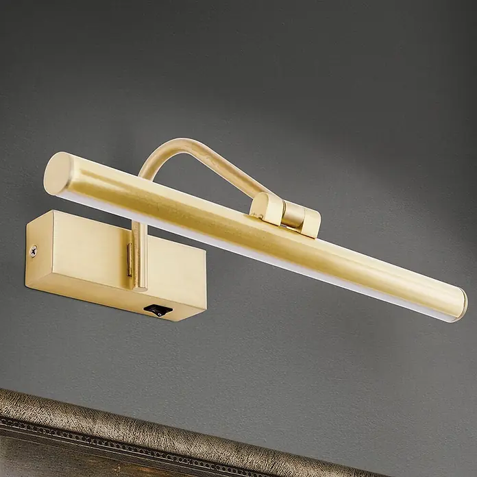Orion Leuchten Wandleuchte - 6 W, L x B x H: 18,5 x 30 x 10 cm - Gebürstete Messing-Bilderleuchte mit integriertem LED-Streifen über einem gerahmten Kunstwerk montiert.