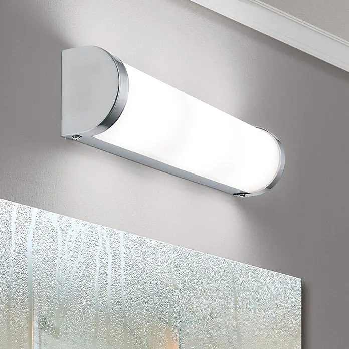 Orion Leuchten Wandleuchte - 40 W, L x B x H: 7 x 41 x 10 cm, G9 - Wandmontierte LED-Badleuchte mit Chromsockel und mattweißer Abdeckung, leuchtet über einem beschlagenen Spiegel.