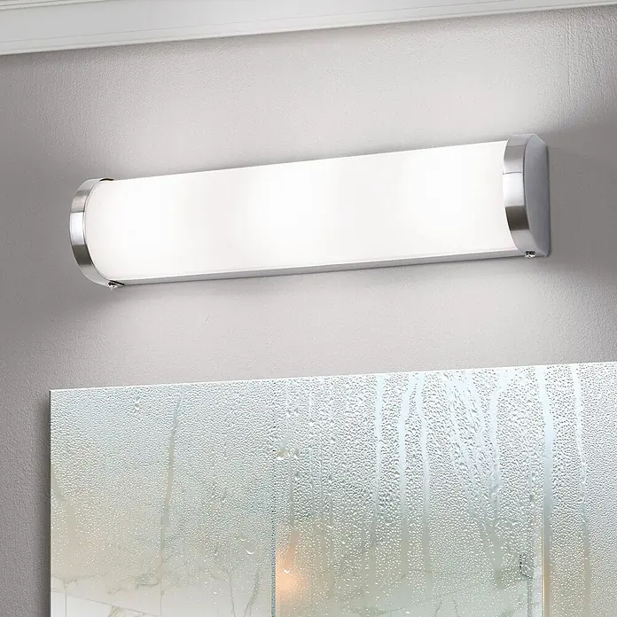 Orion Leuchten Wandleuchte - 40 W, L x B x H: 7 x 41 x 10 cm, G9 - Eine lange, horizontale Waschtischleuchte mit weißem Diffusor und Endkappen aus gebürstetem Nickel, an der Wand über einem beschlagenen Badezimmerspiegel montiert.