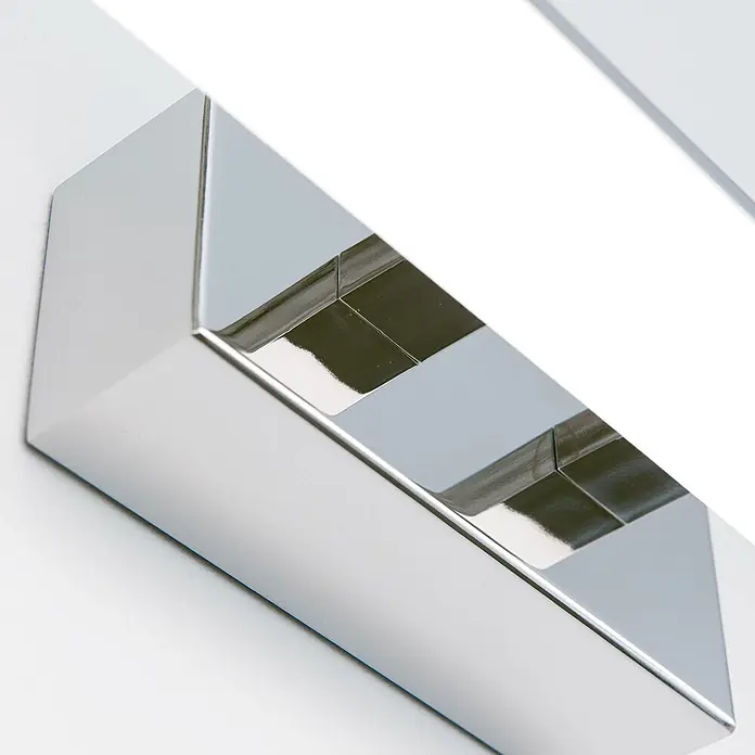 Orion Leuchten Wandleuchte - 10 W, L x B x H: 9,5 x 46 x 6 cm - Rechteckiges Metallelement aus poliertem Chrom mit einer reflektierenden, vertieften Mittelrille.