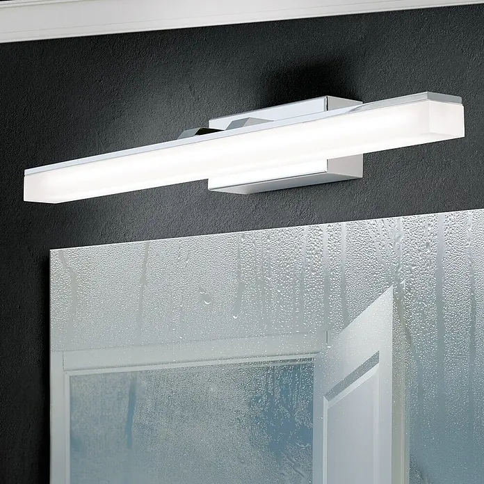 Orion Leuchten Wandleuchte - 10 W, L x B x H: 9,5 x 46 x 6 cm - Eine rechteckige LED-Spiegelleuchte mit Chrom-Finish über einem beschlagenen Badezimmerspiegel.