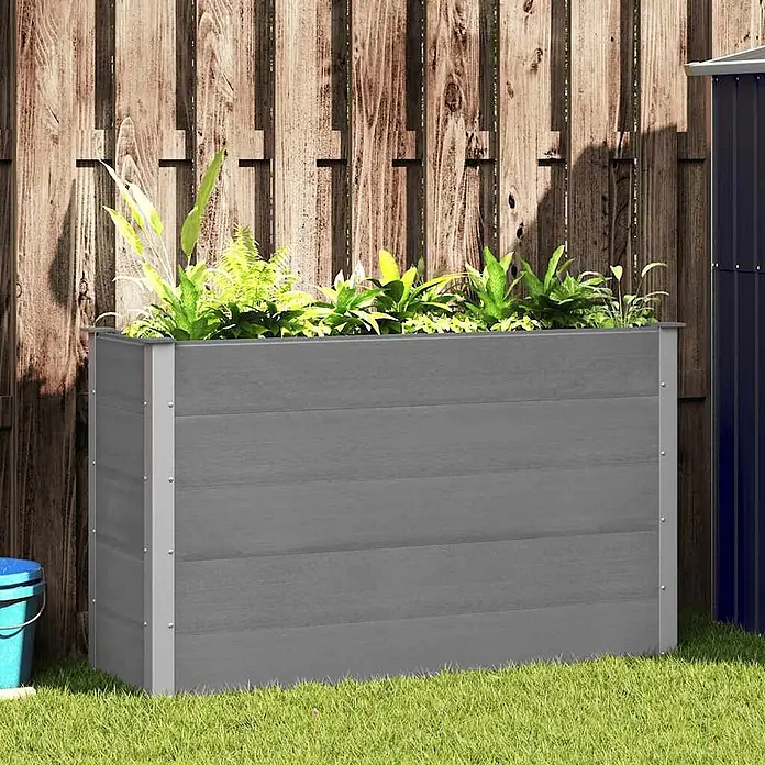 Furnicato Hochbeet - 150 x 50 x 91 cm, Verbundwerkstoff, Grau - Graues Hochbeet aus Holz-Kunststoff-Verbundwerkstoff, mit verschiedenen Grünpflanzen in einem Garten.