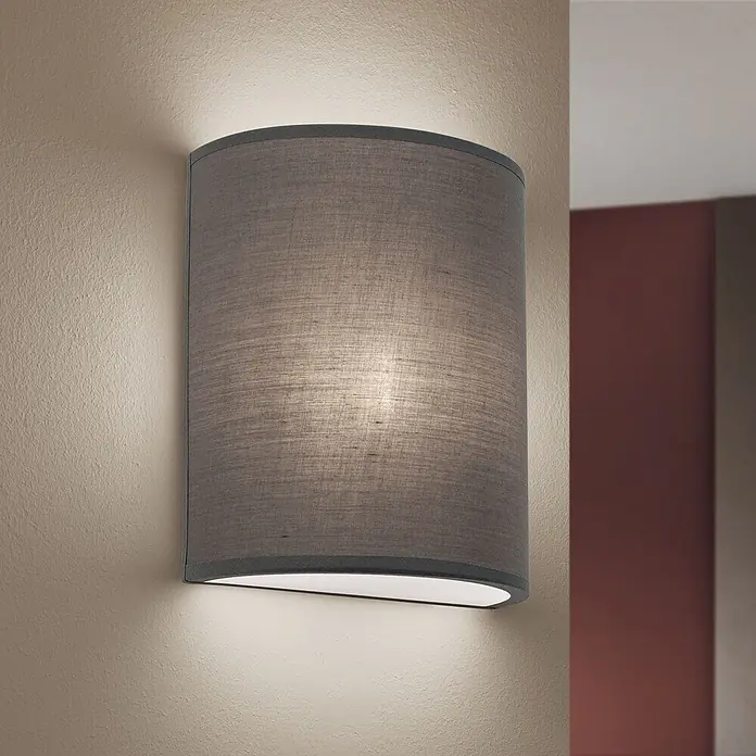 Orion Leuchten Wandleuchte - 9 W, L x B x H: 10 x 18 x 22 cm, E14 - Graue Stoff-Wandleuchte, die nach oben und unten auf eine strukturierte Wand strahlt.