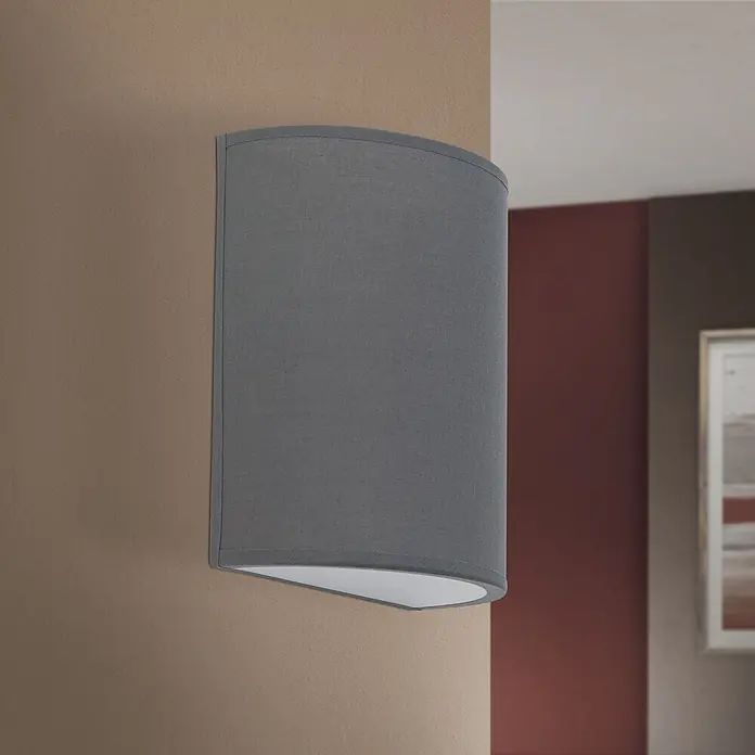 Orion Leuchten Wandleuchte - 9 W, L x B x H: 10 x 18 x 22 cm, E14 - Graue Stoff-Wandleuchte an einer beigen Wand montiert.
