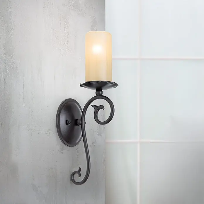 Orion Leuchten Wandleuchte - 40 W, L x B x H: 14 x 12,5 x 37 cm, E14 - Dunkelbronze Wandleuchte mit verziertem Scroll-Arm und mattem, bernsteinfarbenem zylindrischem Glasschirm.