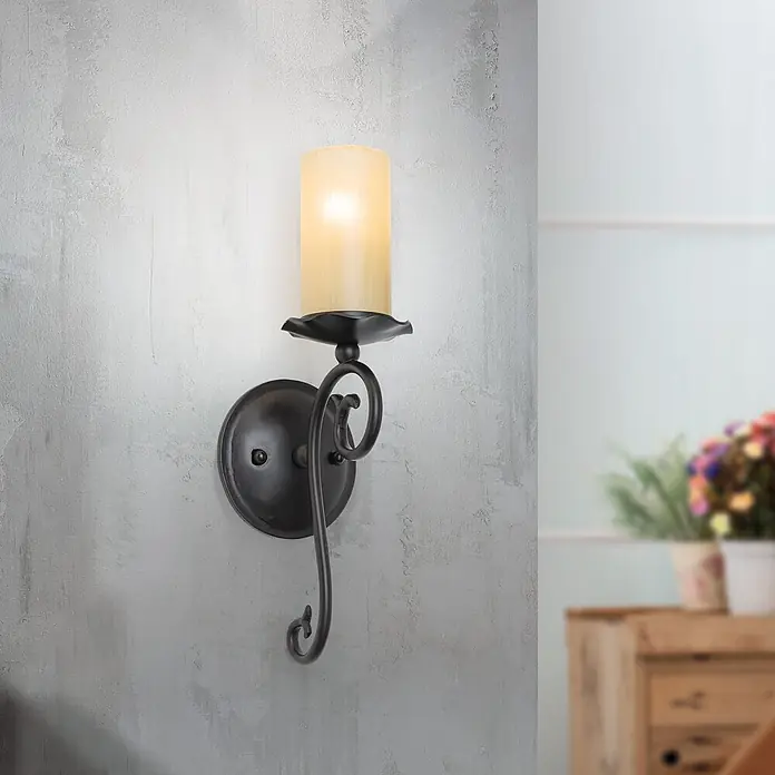 Orion Leuchten Wandleuchte - 40 W, L x B x H: 14 x 12,5 x 37 cm, E14 - Dunkle Bronze Wandleuchte mit geriffeltem cremefarbenem Glasschirm, beleuchtet und an einer strukturierten Wand montiert.