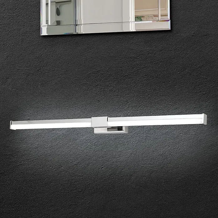 Orion Leuchten Wandleuchte - 13 W, L x B x H: 8 x 55 x 5 cm - Silberne LED-Spiegelleuchte unter einem Spiegel, die eine dunkle Wand beleuchtet.