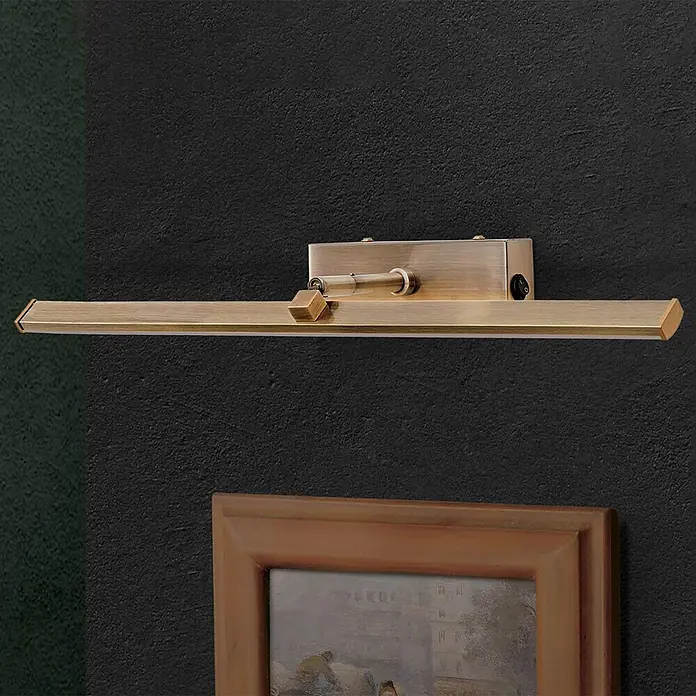 Orion Leuchten Wandleuchte - 10 W, L x B x H: 14,5 x 50 x 6 cm - Gebürstete Messing-Bilderleuchte an dunkler Wand, zur Beleuchtung von Kunstwerken.