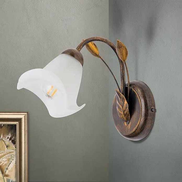 Orion Leuchten Wandleuchte - 40 W, L x B x H: 26 x 14 x 22,5 cm, E14 - Wandleuchte aus antikem Bronze mit dekorativen Blättern und mattweißem Glasschirm, an der Wand montiert.