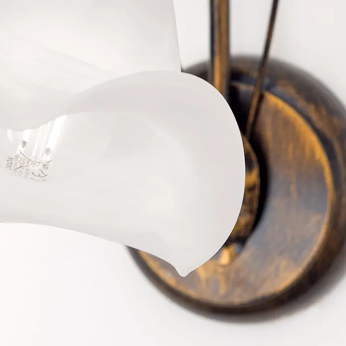 Orion Leuchten Wandleuchte - 40 W, L x B x H: 26 x 14 x 22,5 cm, E14 - Milchglas-Lampenschirm mit sichtbarer Glühbirne, verbunden mit einem bronzefarbenen Metallsockel.