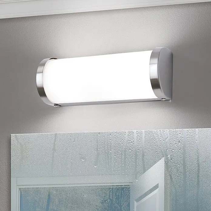 Orion Leuchten Wandleuchte - 40 W, L x B x H: 7 x 25,5 x 10 cm, G9 - Gebürstete Nickel-Waschtischleuchte mit mattierter Abdeckung über einem dampfenden Badezimmerspiegel.