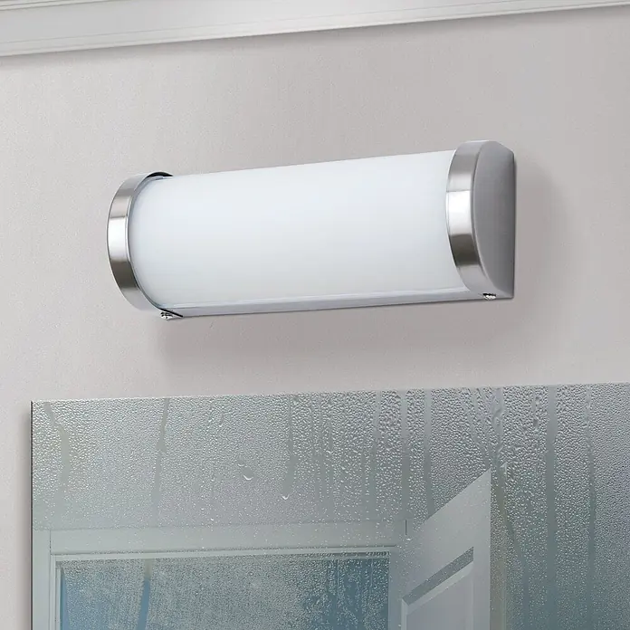 Orion Leuchten Wandleuchte - 40 W, L x B x H: 7 x 25,5 x 10 cm, G9 - Wandleuchte mit mattweißem Diffusor und gebürsteten Nickelendkappen, über einem Spiegel montiert.