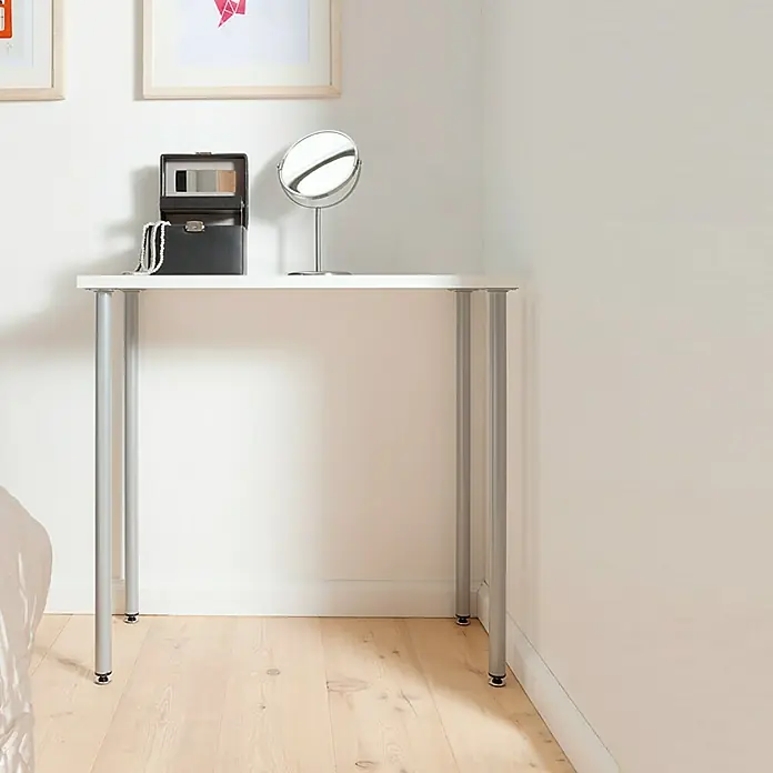 Element System Möbelfuß - Ø x H: 3 x 20 cm, Traglast: 50 kg, Stahl, Edelstahl - Stylischer weißer Schminktisch mit silbernen Beinen, geschmückt mit Schmuckkästchen und Spiegel, der Eleganz und Funktionalität vereint.
