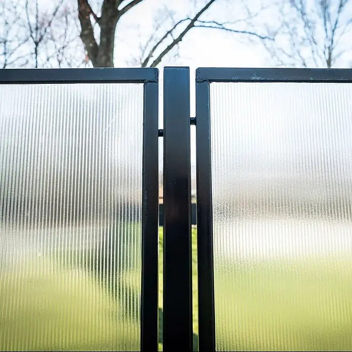 Garten Dream Hohlkammerplatte - 600 cm x 210 cm x 6 mm, Kunststoff, Transparent - Schwarzer Metallrahmen mit gerippten transparenten Platten, Teil eines Tors oder Zauns.