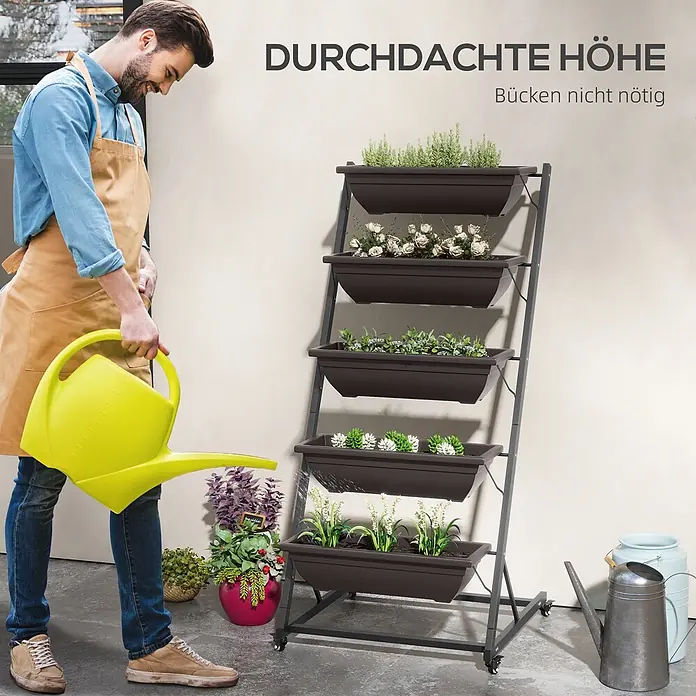 Outsunny Gewächshaus-Regal - 65 x 67 x 145 cm, Kaffee-Braun - Mann bewässert einen dunkelbraunen 5-stöckigen vertikalen Gartenpflanzer auf einem rollbaren grauen Metallrahmen. Durchdachte Höhe, kein Bücken nötig.