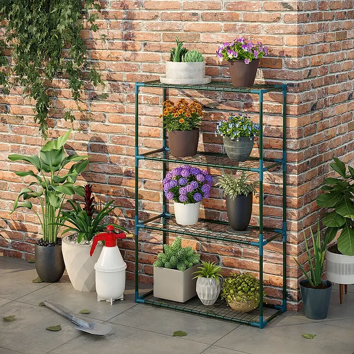 Outsunny Gewächshaus-Regal - 70 x 27 x 110 cm, Grün - Dunkelgrünes Pflanzenregal aus Metall mit vier Etagen, das verschiedene Topfpflanzen vor einer Ziegelwand hält.