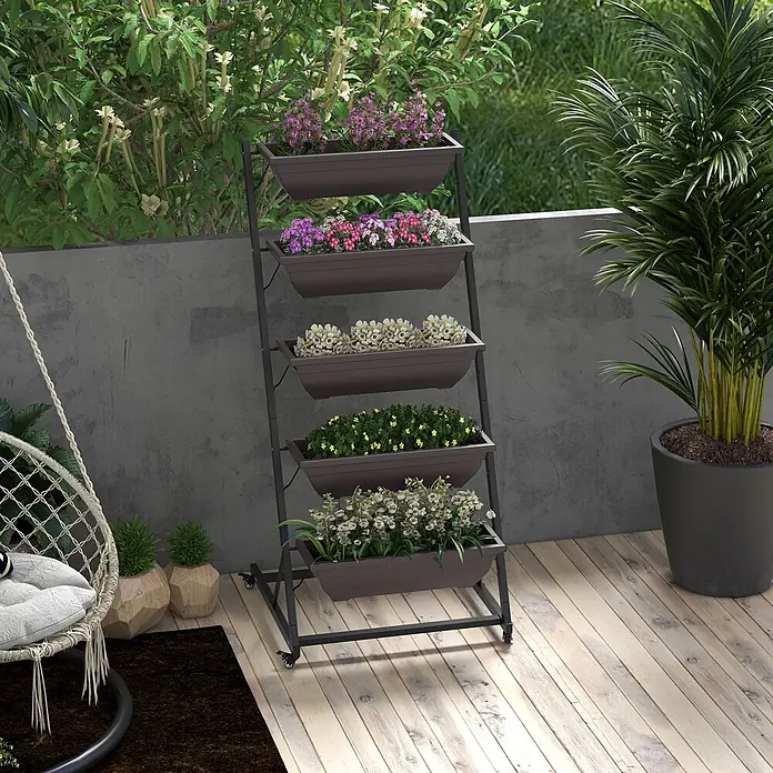 Outsunny Gewächshaus-Regal - 65 x 67 x 145 cm, Kaffee-Braun - Dunkelbrauner vertikaler Pflanzständer auf Metallgestell mit Rollen, der verschiedene bunte Pflanzen auf einem sonnigen Balkon hält.