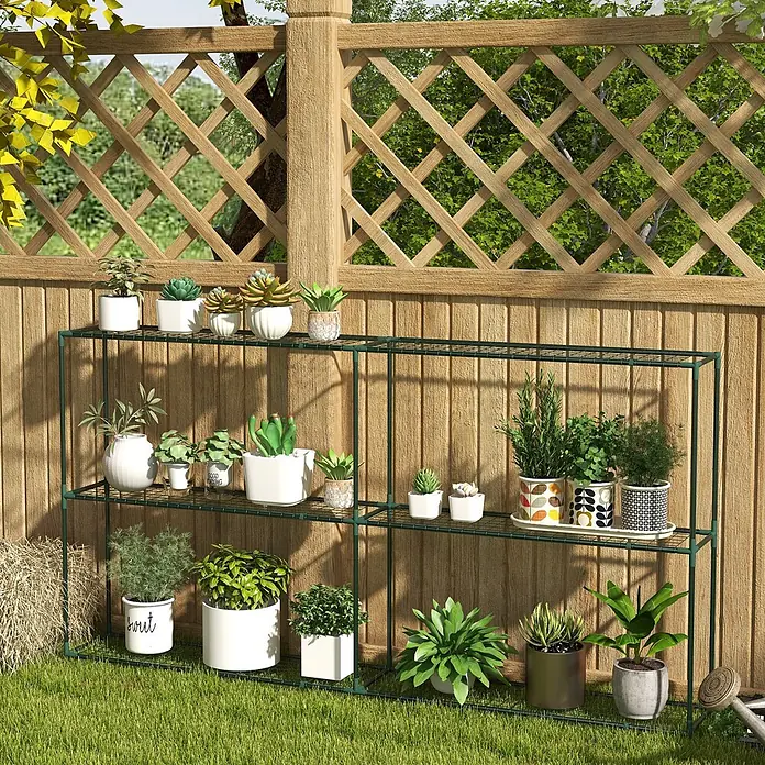 Outsunny Gewächshaus-Regal - 222 x 30 x 114 cm, Dunkelgrün - Dunkelgrünes Metallregal aus Drahtgitter, gefüllt mit Topfpflanzen, im Freien vor einem Holzzaun.