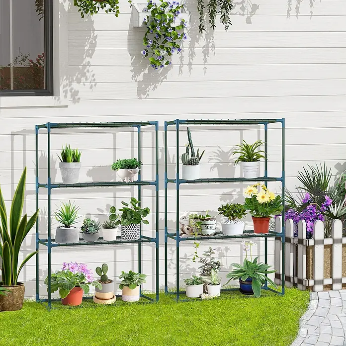 Outsunny Gewächshaus-Regal - 70 x 27 x 110 cm, Grün - Zwei grüne Metall-Pflanzenständer mit 3 Etagen, die verschiedene Topfpflanzen in einem Garten zeigen.
