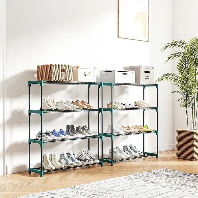 Outsunny Gewächshaus-Regal - 90 x 28 x 104 cm, Dunkelgrün - Mehrstufiges Schuhregal mit grünen Verbindern und schwarzen Metallböden, gefüllt mit Schuhen und Aufbewahrungsboxen in einem Raum.