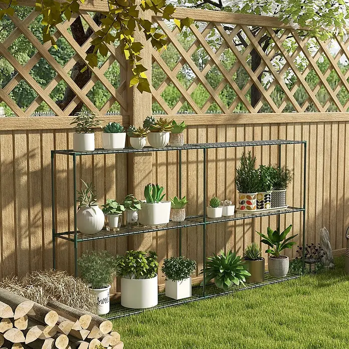 Outsunny Gewächshaus-Regal - 222 x 30 x 114 cm, Dunkelgrün - Dunkelgrünes Metall-Pflanzregal mit drei Gitterböden, das verschiedene Topfpflanzen in einem Garten im Freien hält.